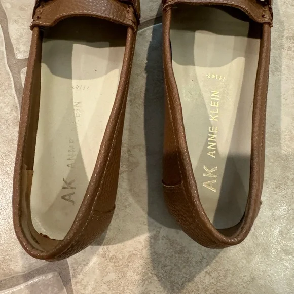 New without tags Anne Klein tan loafers. - Picture 5 of 5